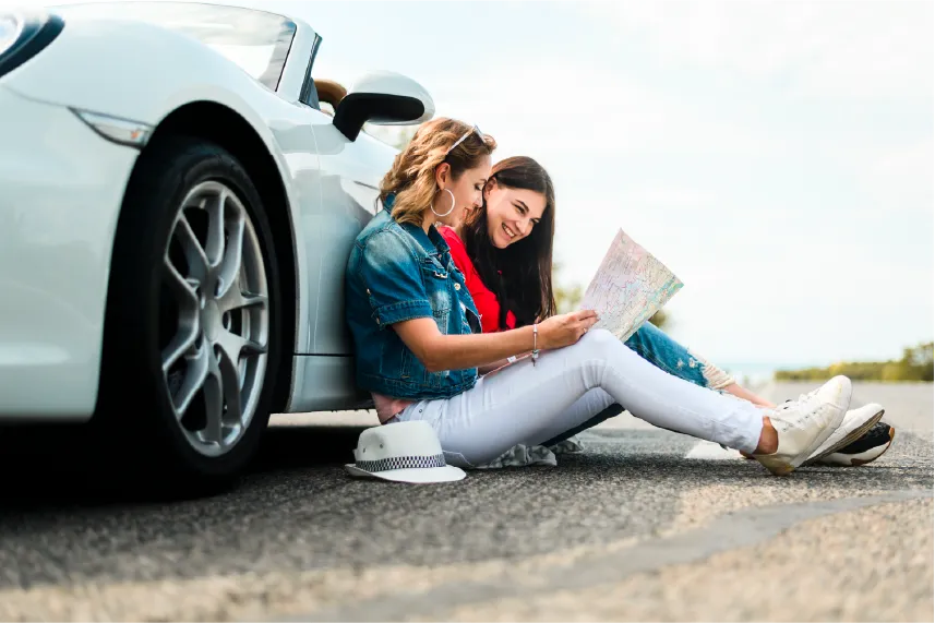 Familia sonriendo y protegida con un seguro de vida