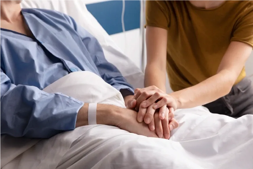 Familia sonriendo y protegida con un seguro de vida