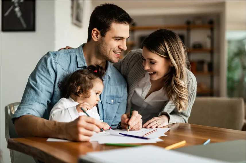 Familia sonriendo y protegida con un seguro de vida