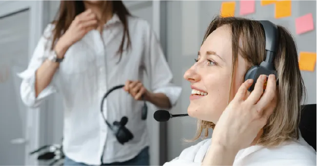 Asesor de seguros ayudando a un cliente